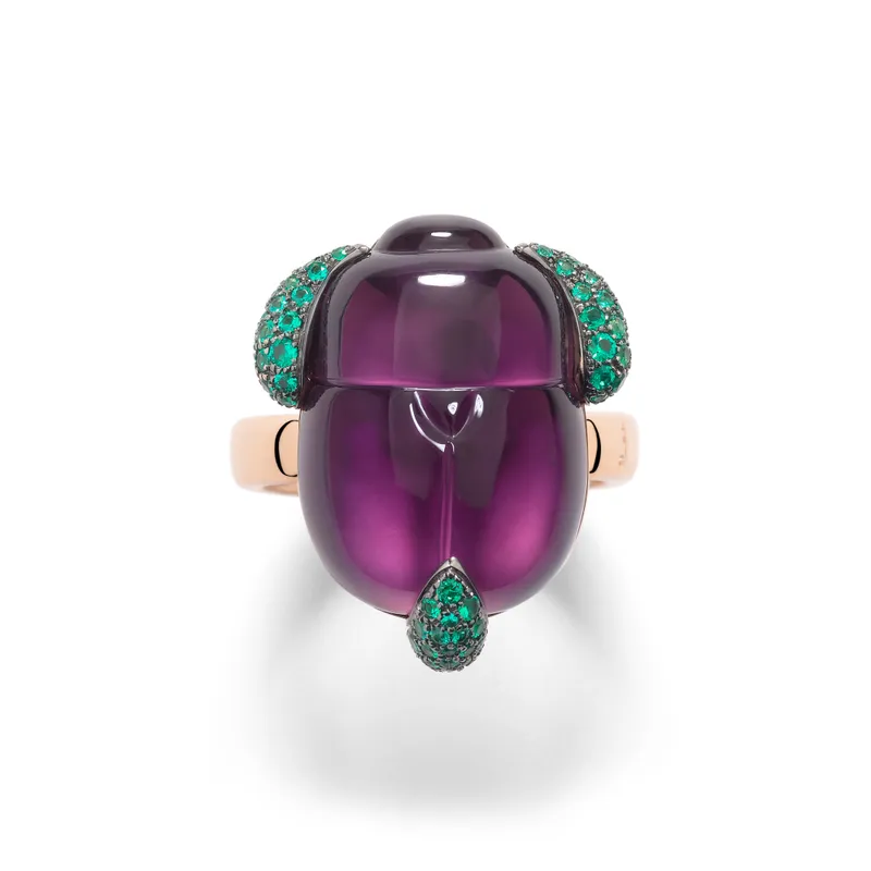 <p>Scarabeo di Pomellato ring in rose gold, carved amethyst and emerald</p>