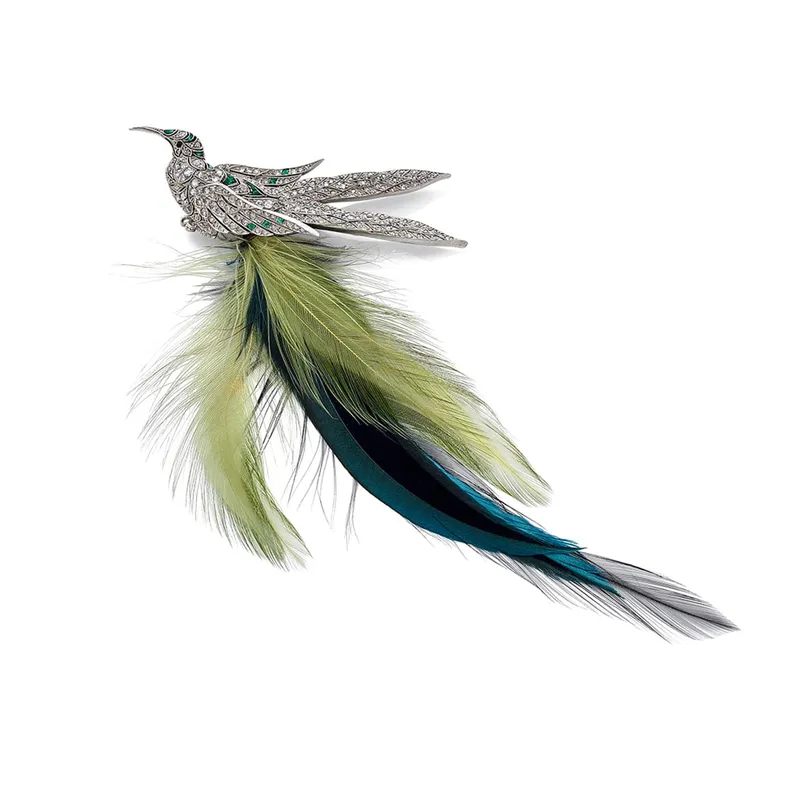 <p>Brooch with diamonds, emeralds, onyx and feathers in platinum</p>