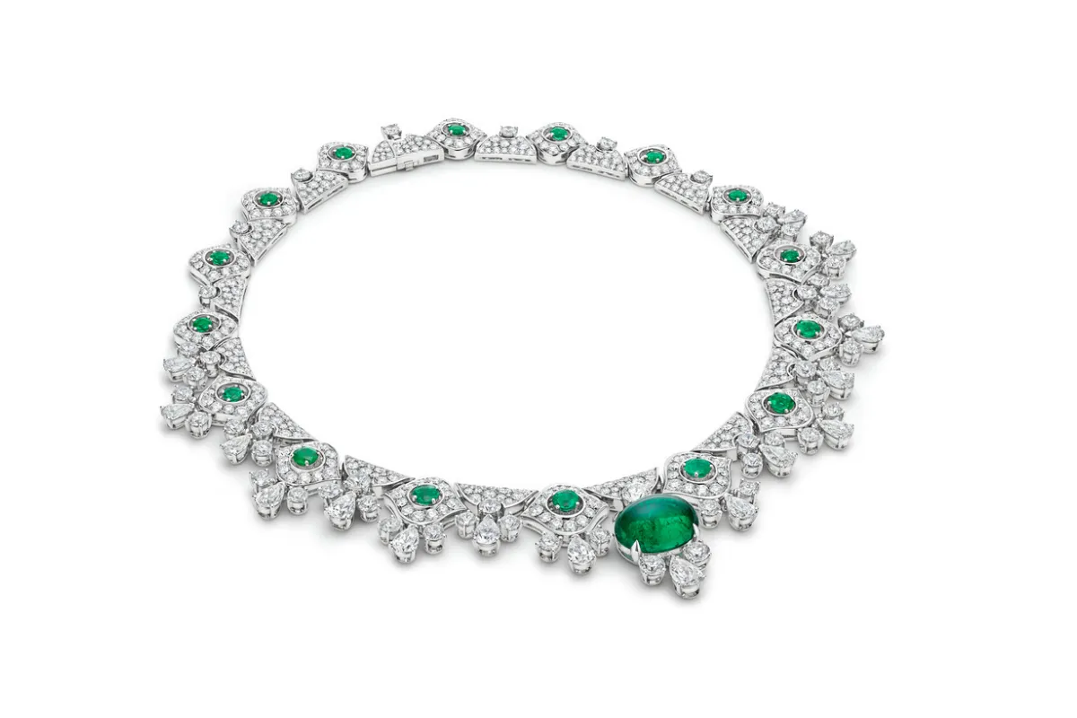 <p>The Bvlgari High Jewellery necklace worn by actress Sadie Sink at the Venice Film Festival 2025, set with a 12.10 carat oval-shaped emerald cabochon, 5.76 carats of round emeralds, 10.55 carats of pear-shaped diamonds, 13.62 carats of round brilliant-cut diamonds, and 18.84 carats of pavé-set diamonds in platinum</p>
