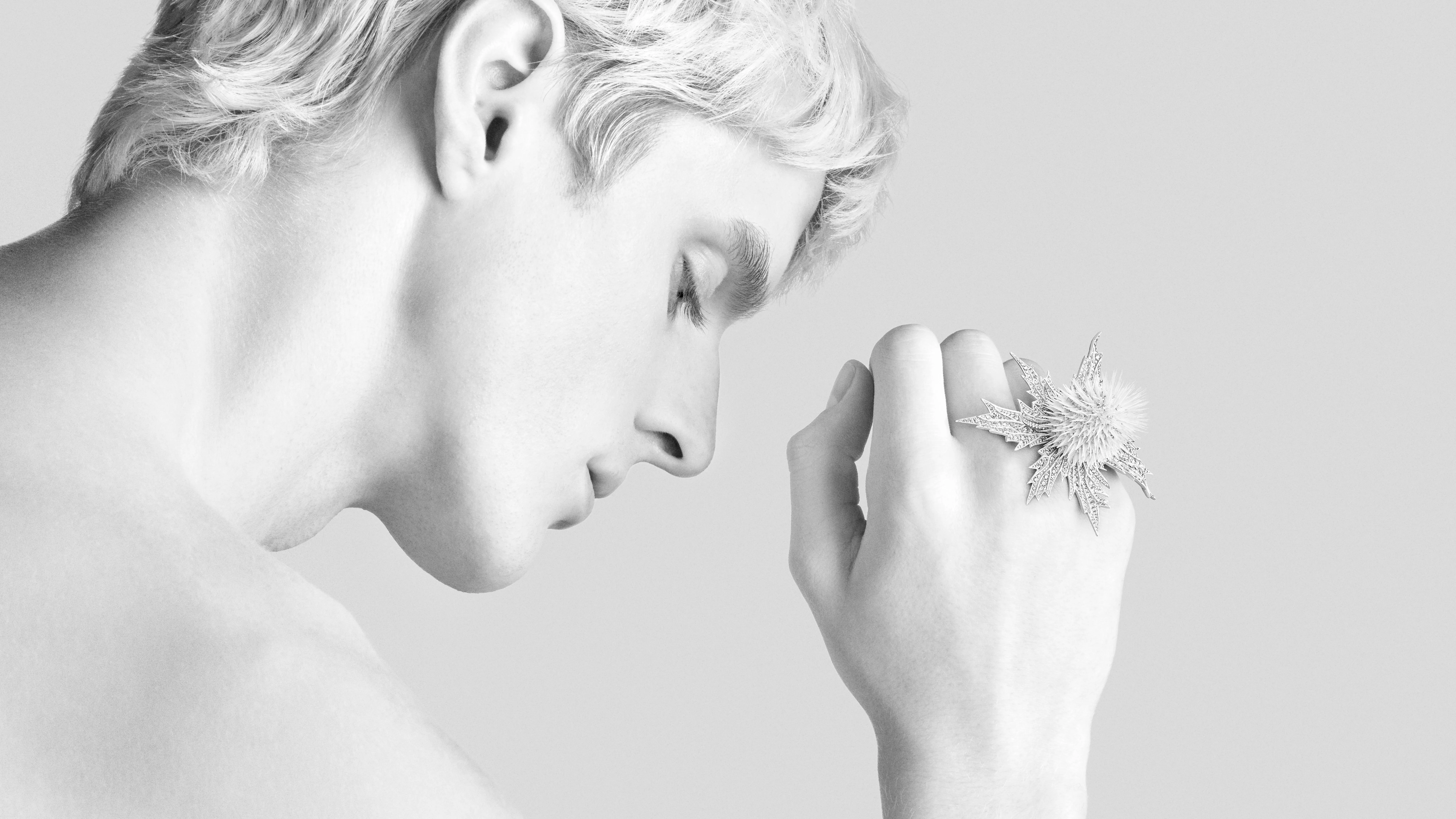 <p>Thistle double finger ring from Composition No.5 of the Boucheron Impermanence High Jewellery collection, crafted in 3D printed plant-based resin, 200 bezel-set diamonds, white gold and white ceramic</p>