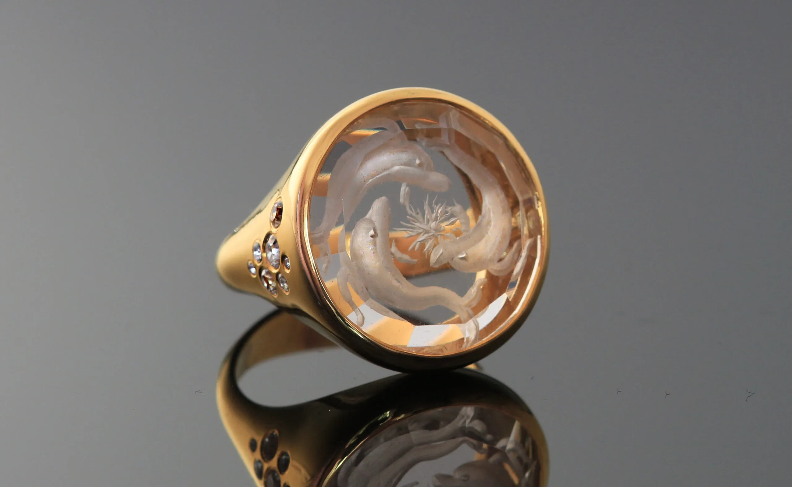 <p>Eros-Psyche dolphin-inspired glyptic ring in 18k yellow gold </p>
