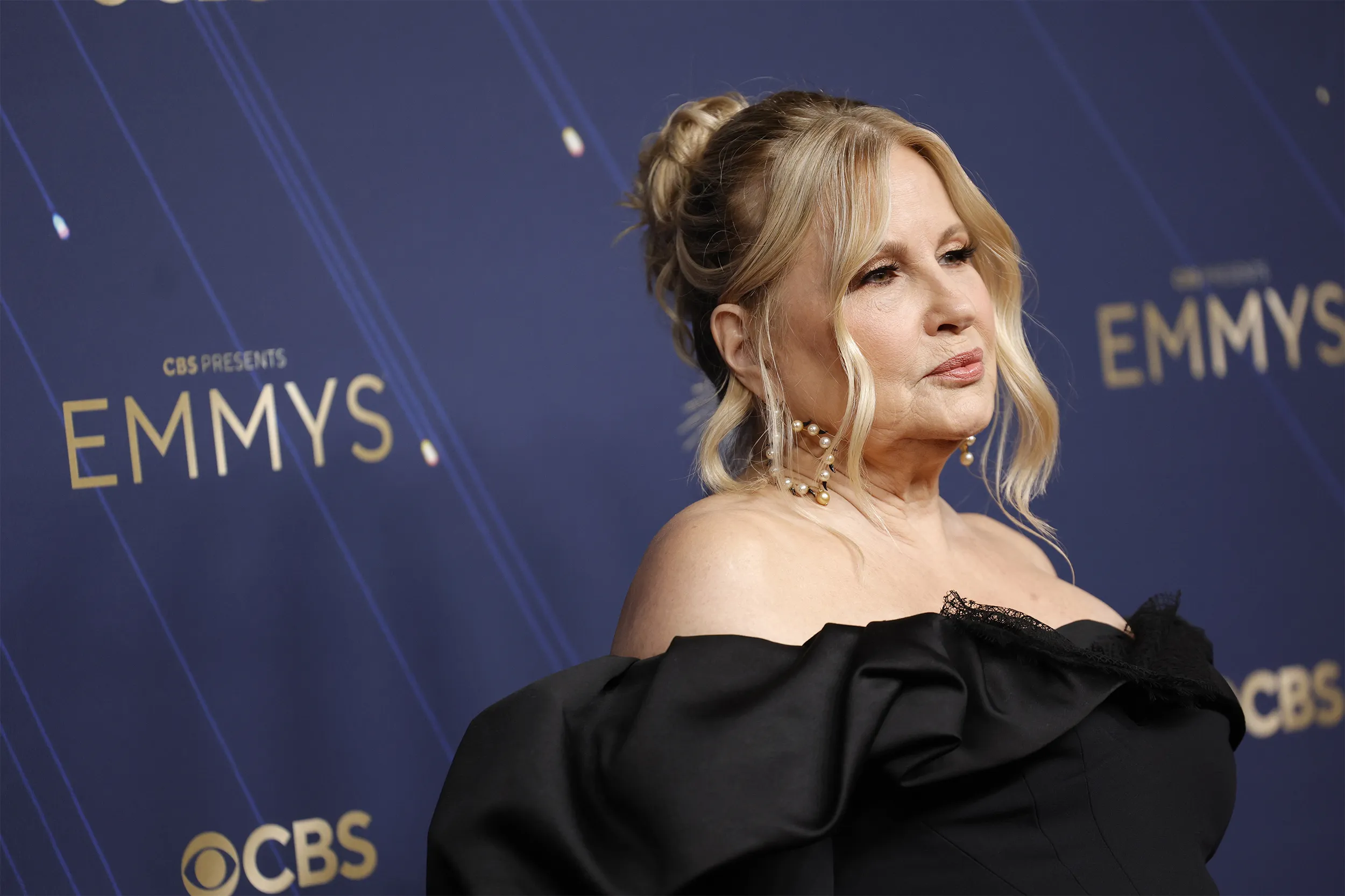 <p>Actress Jennifer Coolidge at the 2025 Emmy Awards wearing a pair of golden pearl and black enamel earrings by Hanut Singh</p>
