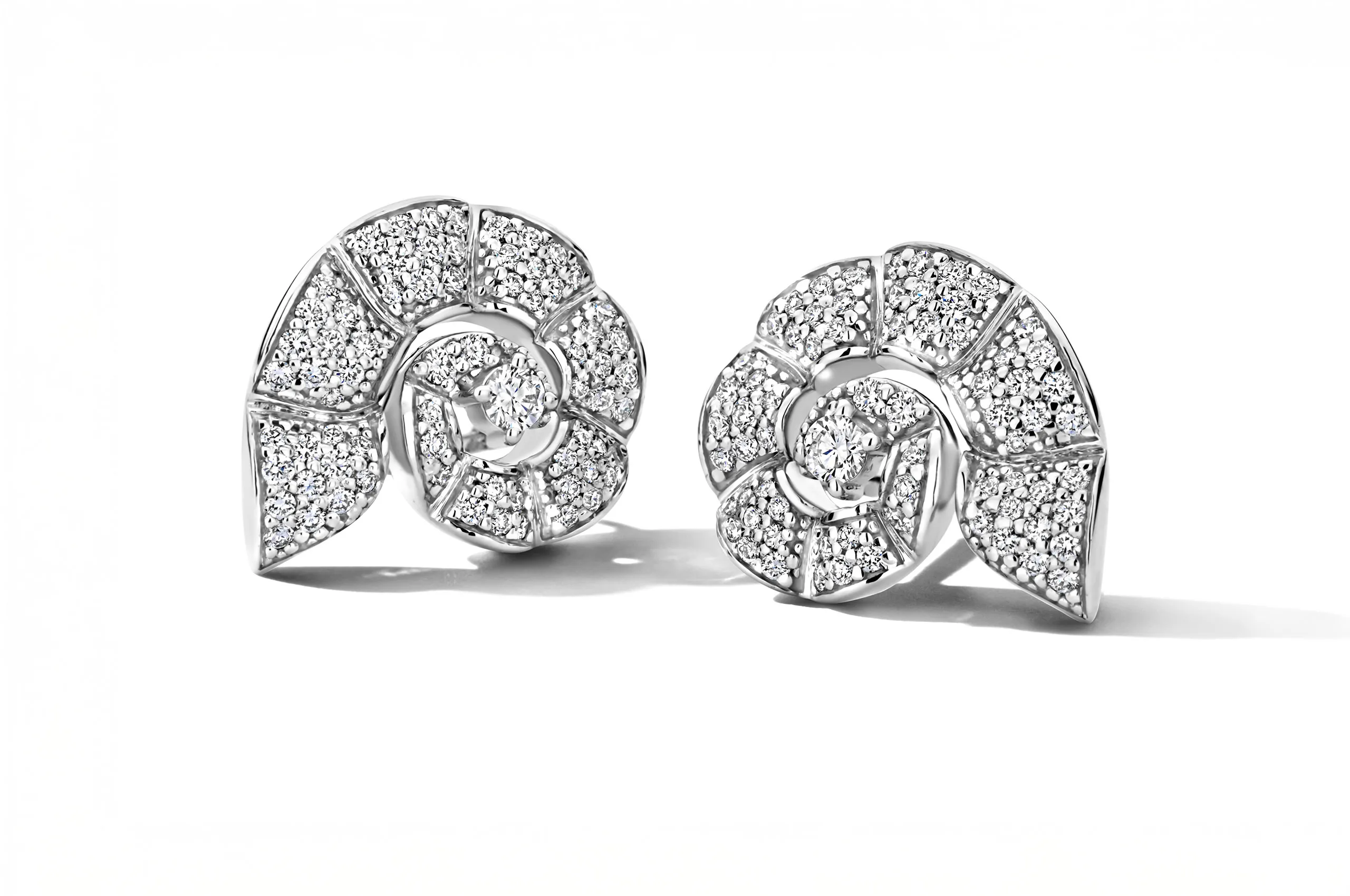 <p>Histoire d’Elle diamond stud earrings in the shape of seashells from the Les Oceans d&#8217;Elle collection</p>
