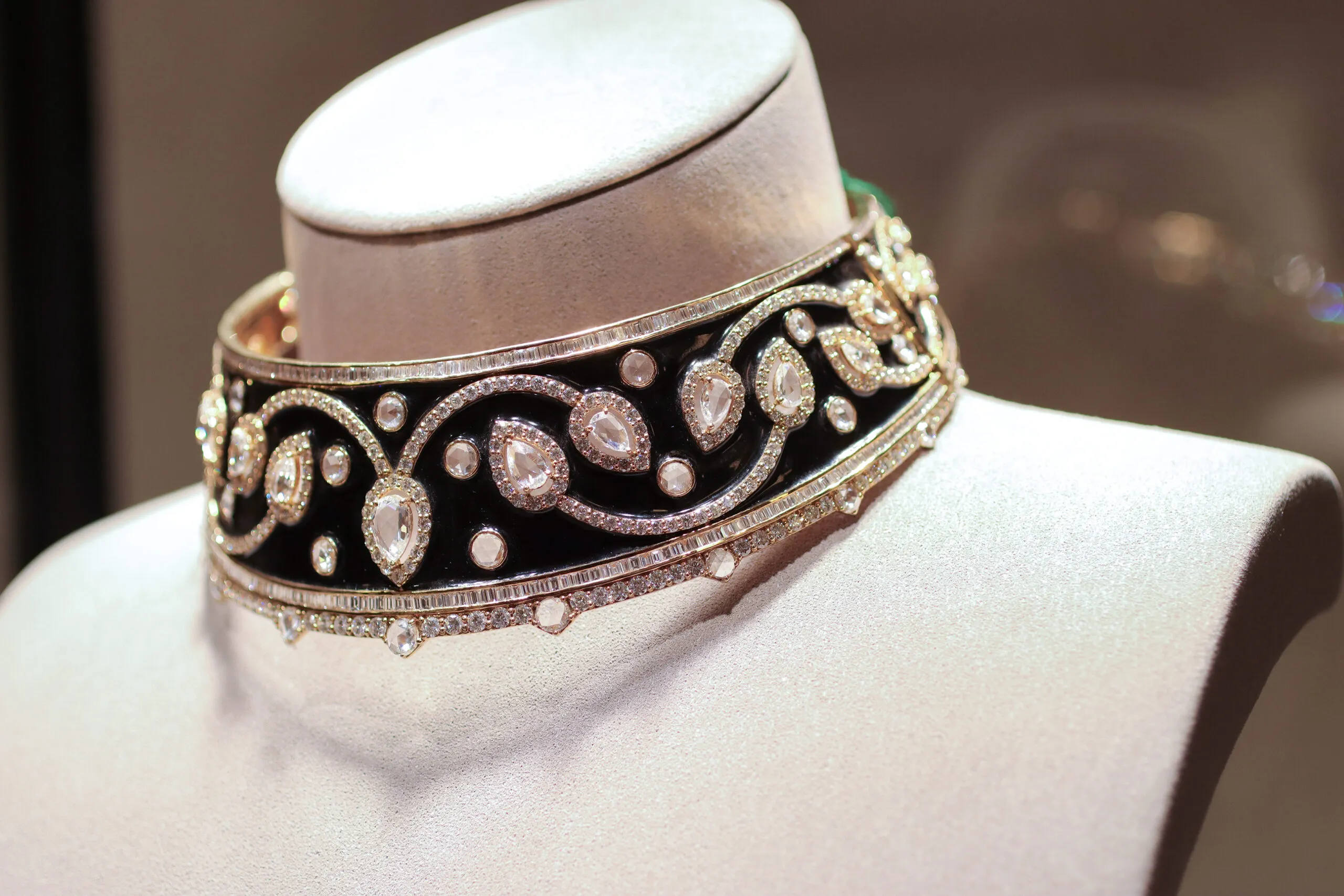 <p>Jaipur Gems Arabian Dream choker with 1,100 rose, baguette and full-cut diamonds totaling approximately 39 carats</p>
