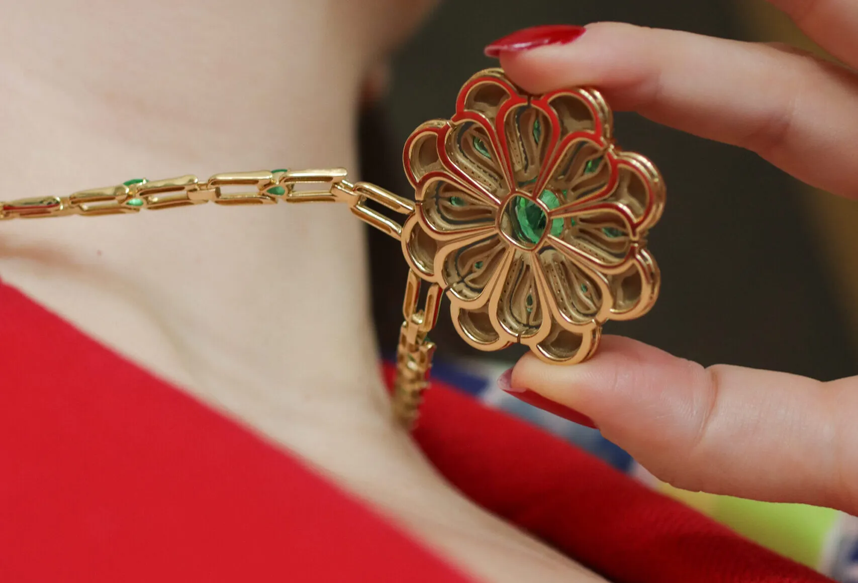 <p>The reverse of the Miseno Arco High Jewellery necklace with 9.02 carats of emeralds and 1.62 carats of diamonds set in 18k yellow gold</p>
