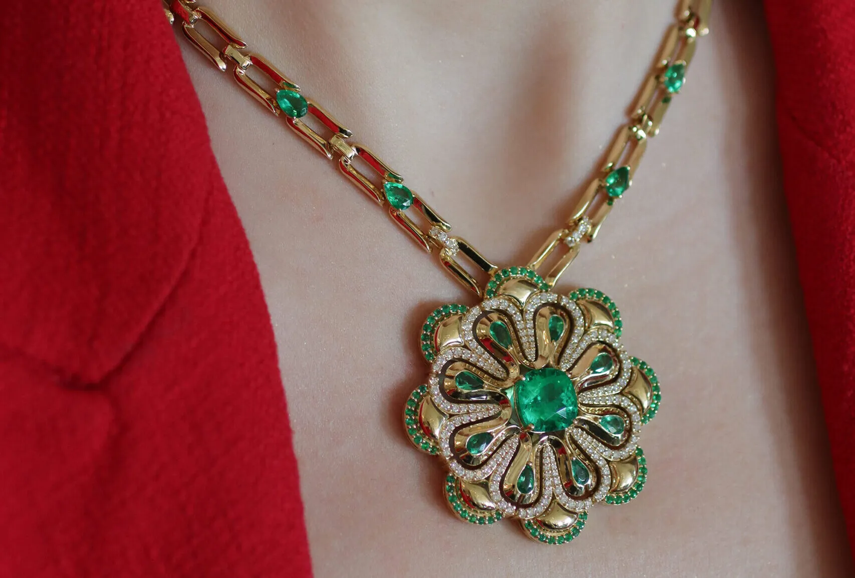 <p>Miseno Arco High Jewellery necklace with 9.02 carats of emeralds, including a cushion-cut Colombian emerald centre stone, and 1.62 carats of diamonds set in 18k yellow gold</p>
