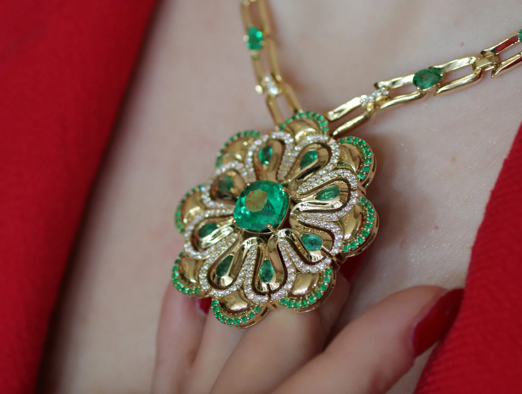 <p>A closer look at the Miseno Arco High Jewellery necklace with 9.02 carats of emeralds and 1.62 carats of diamonds set in 18k yellow gold</p>
