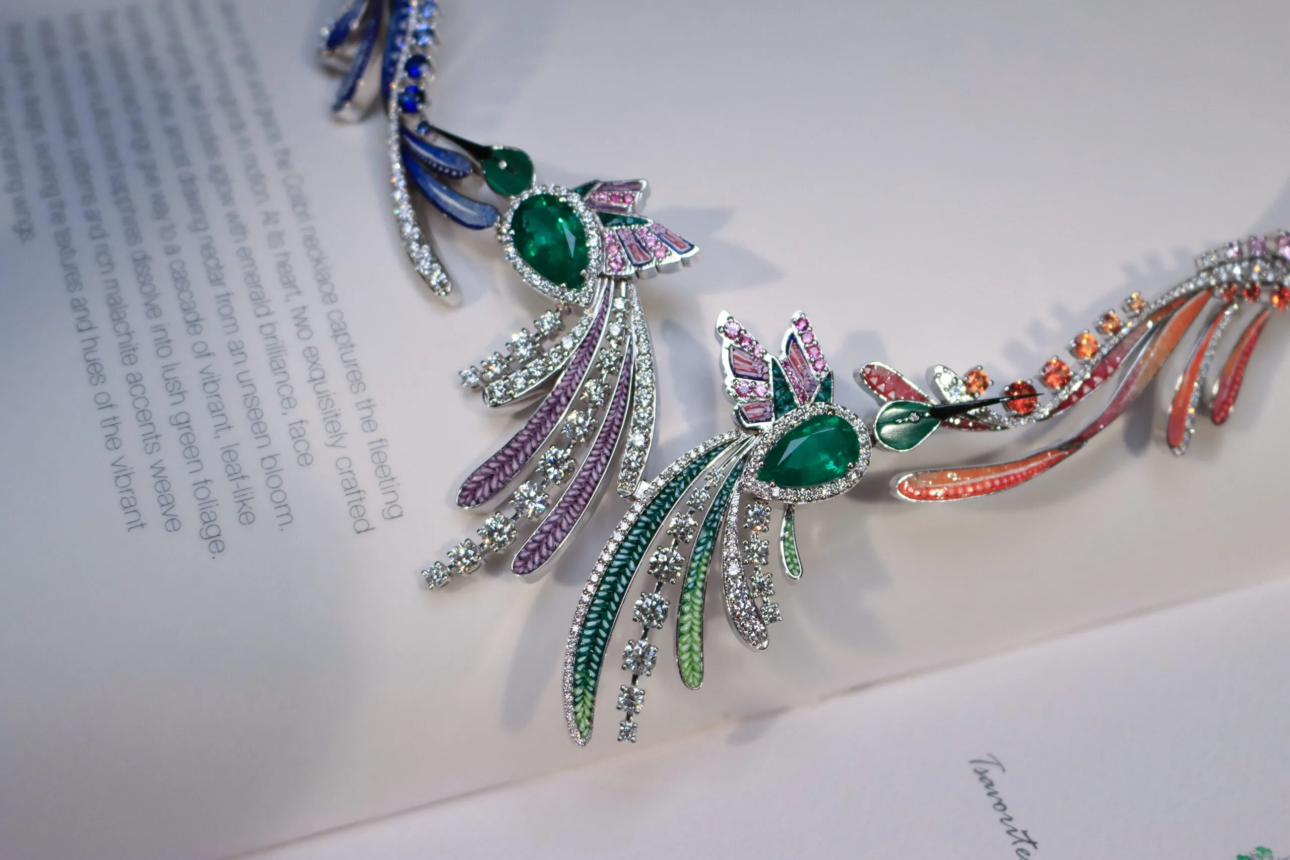 <p>A closer look at the details of the SICIS Colibrì necklace with pear-shaped emeralds, malachite, multi-coloured sapphires, diamonds and micromosaics in white gold </p>