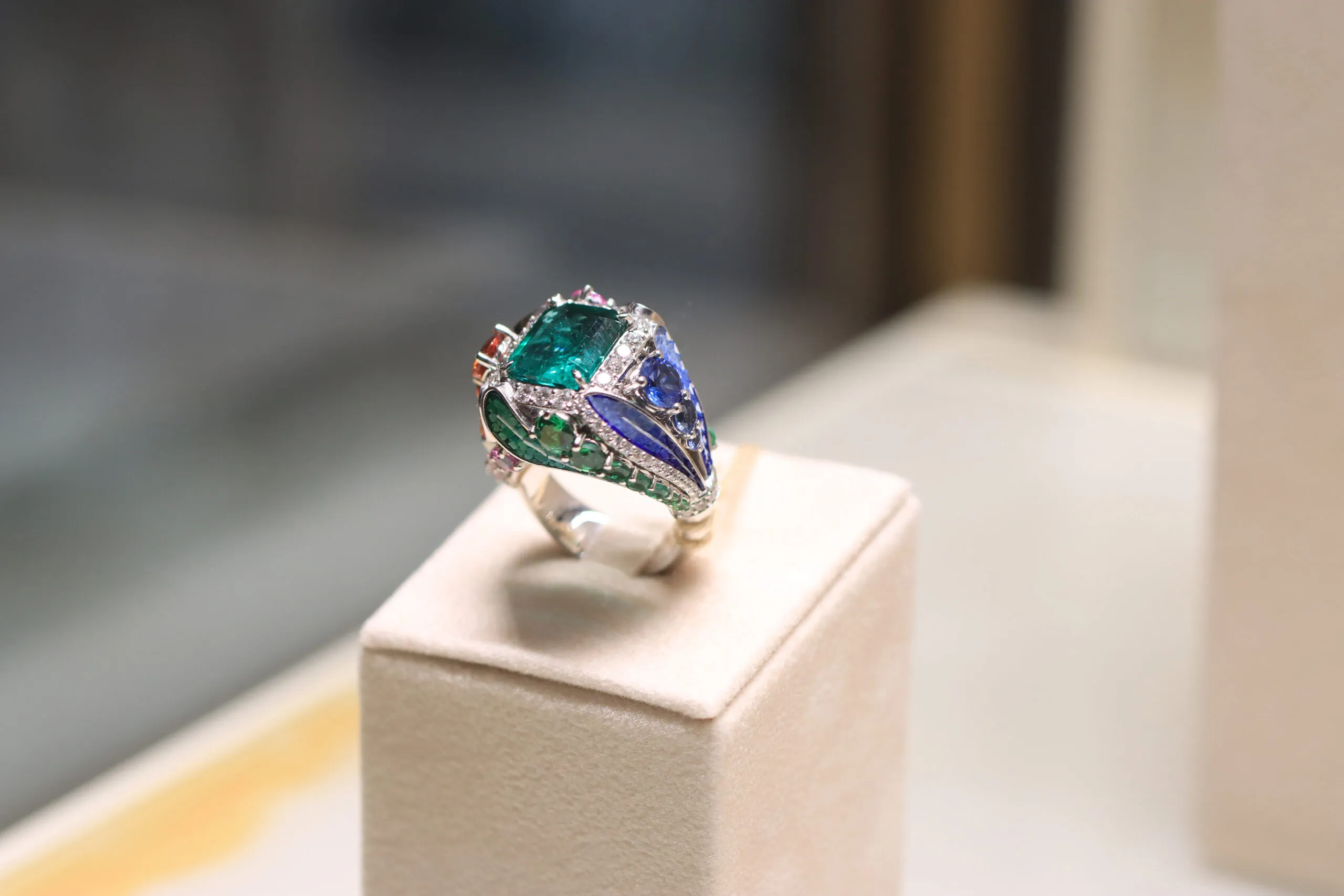 <p>A closer look at the SICIS Colibrì ring inspired by tropical hummingbirds with an emerald centre stone, sapphires, further emeralds, diamonds, malachite and micromosaics in white gold</p>