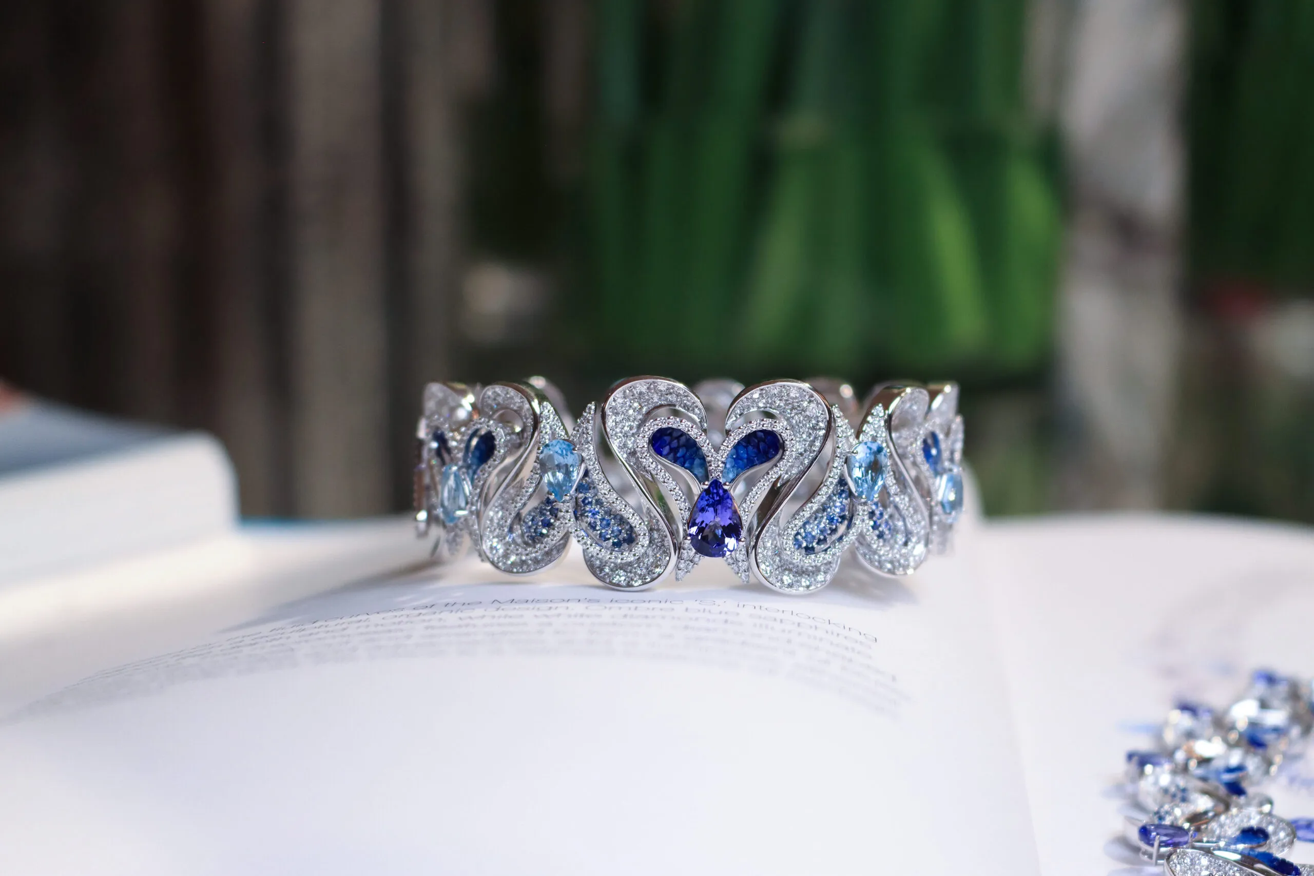 <p>SICIS Icon bracelet with alternating pear-shaped tanzanites and aquamarines, blue sapphires, diamonds and blue micromosaics in white gold </p>
