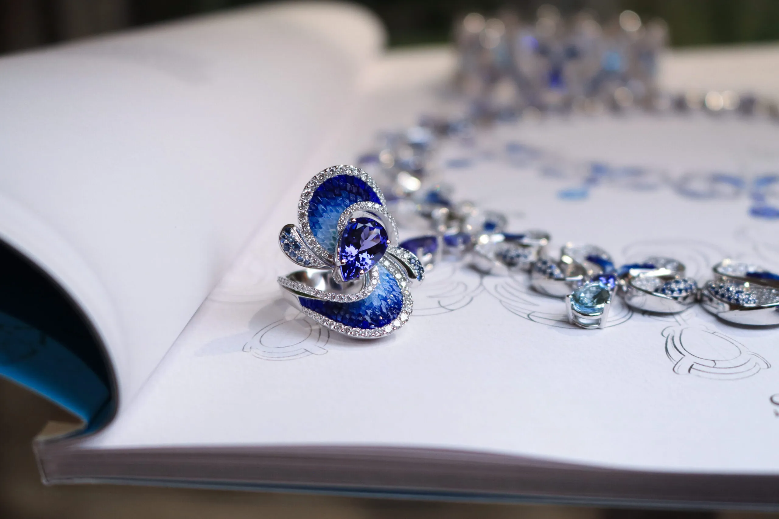 <p>SICIS Icon ring with a pear-shaped tanzanite, blue sapphires, diamonds and blue micromosaics in white gold </p>
