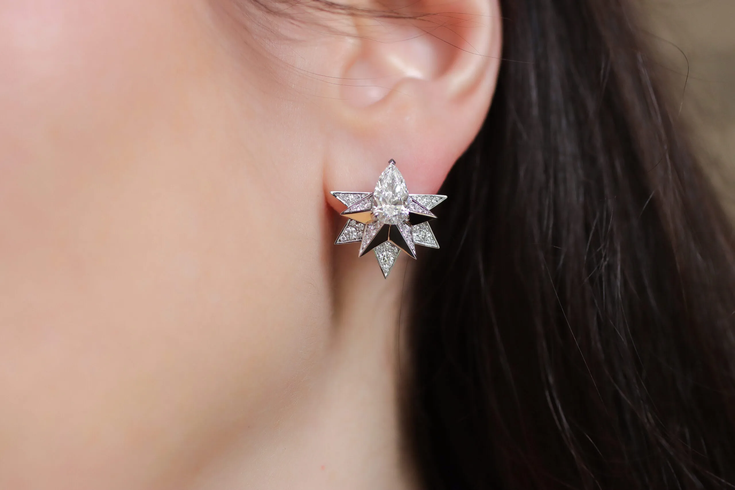 <p>Sahag Arslanian Sun Rays earrings with two pear-shaped E-colour VS1 white diamonds of 1.21 carats and 1.32 carats, surrounded by 0.61 carats of round diamonds set in 18k gold </p>
