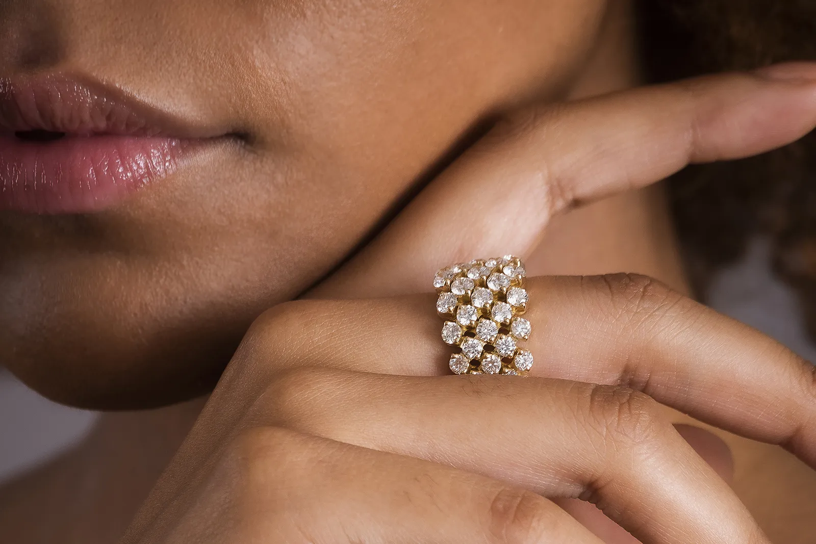 <p>A closer look at the Serafino Consoli Grande Bellezza ring set with round brilliant-cut diamonds in 18k yellow gold </p>