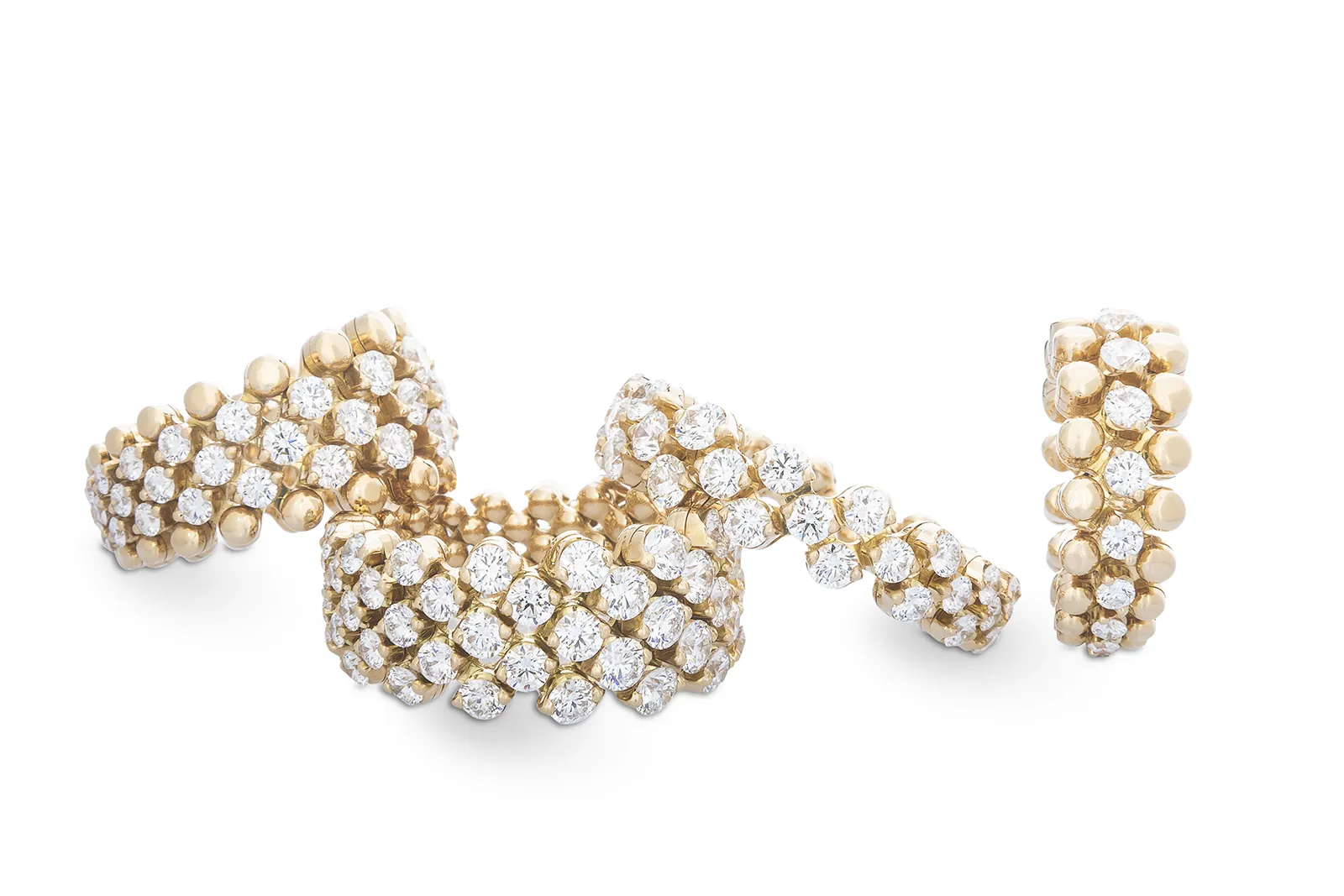 <p>The multi-sized Grande Bellezza ring from the Serafino Consoli Brevetto collection crafted with round brilliant-cut diamonds in 18k yellow gold </p>