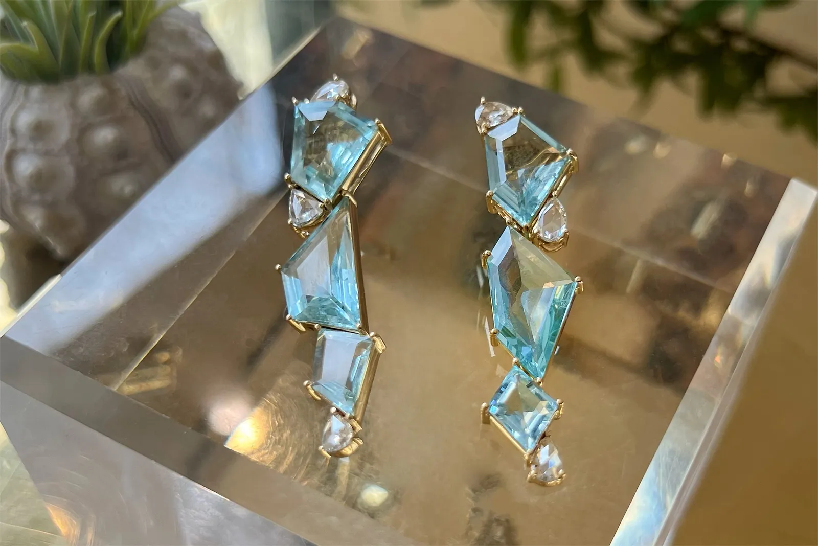 <p>Yi Collection Contour High Jewellery earrings with 17.08 carats of custom-cut aquamarines and 1.04 carats of diamonds, set in 18k yellow gold</p>