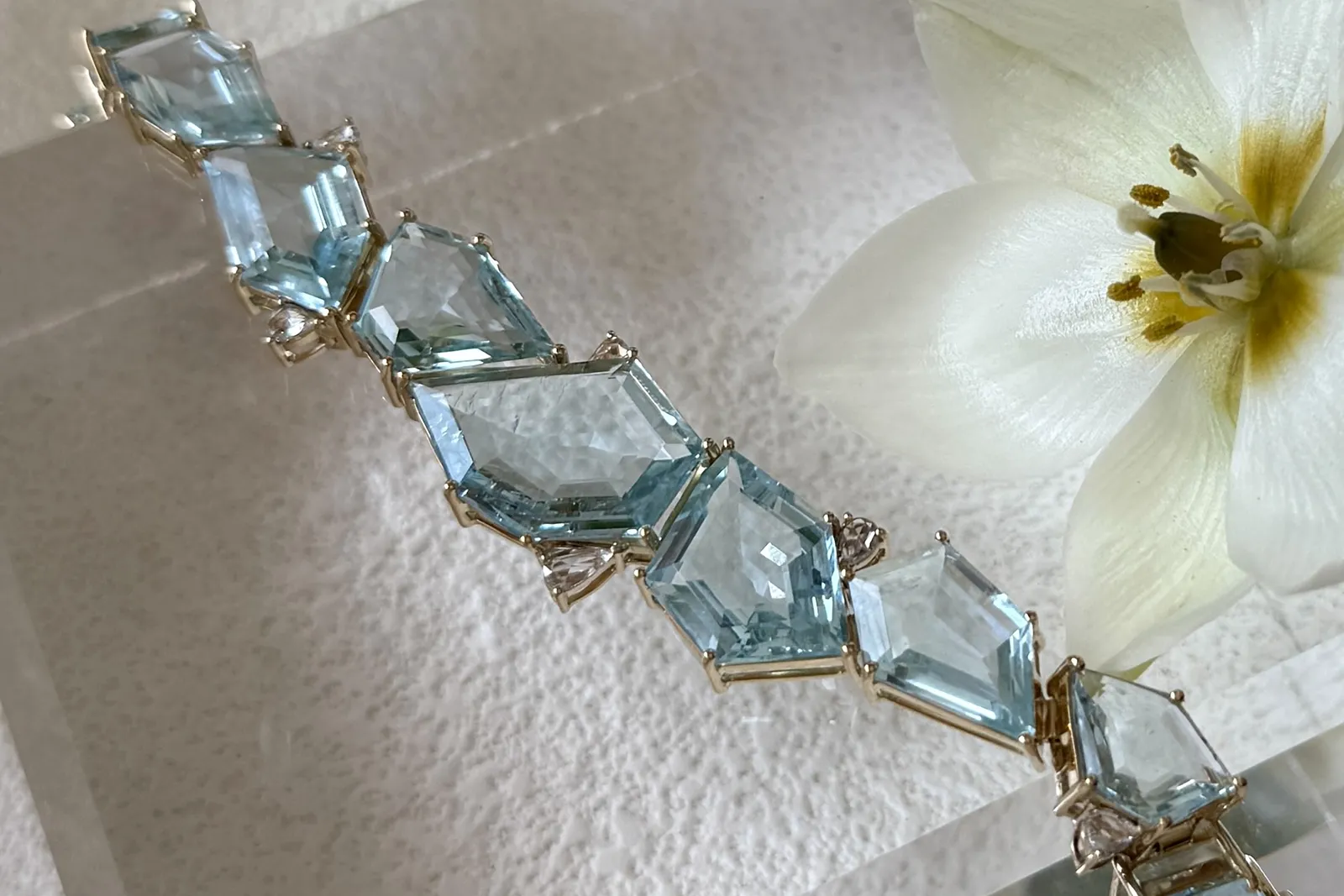 <p>Yi Collection Contour High Jewellery bracelet with 33.56 carats of custom-cut aquamarines and 1.59 carats of diamonds, set in 18k gold</p>