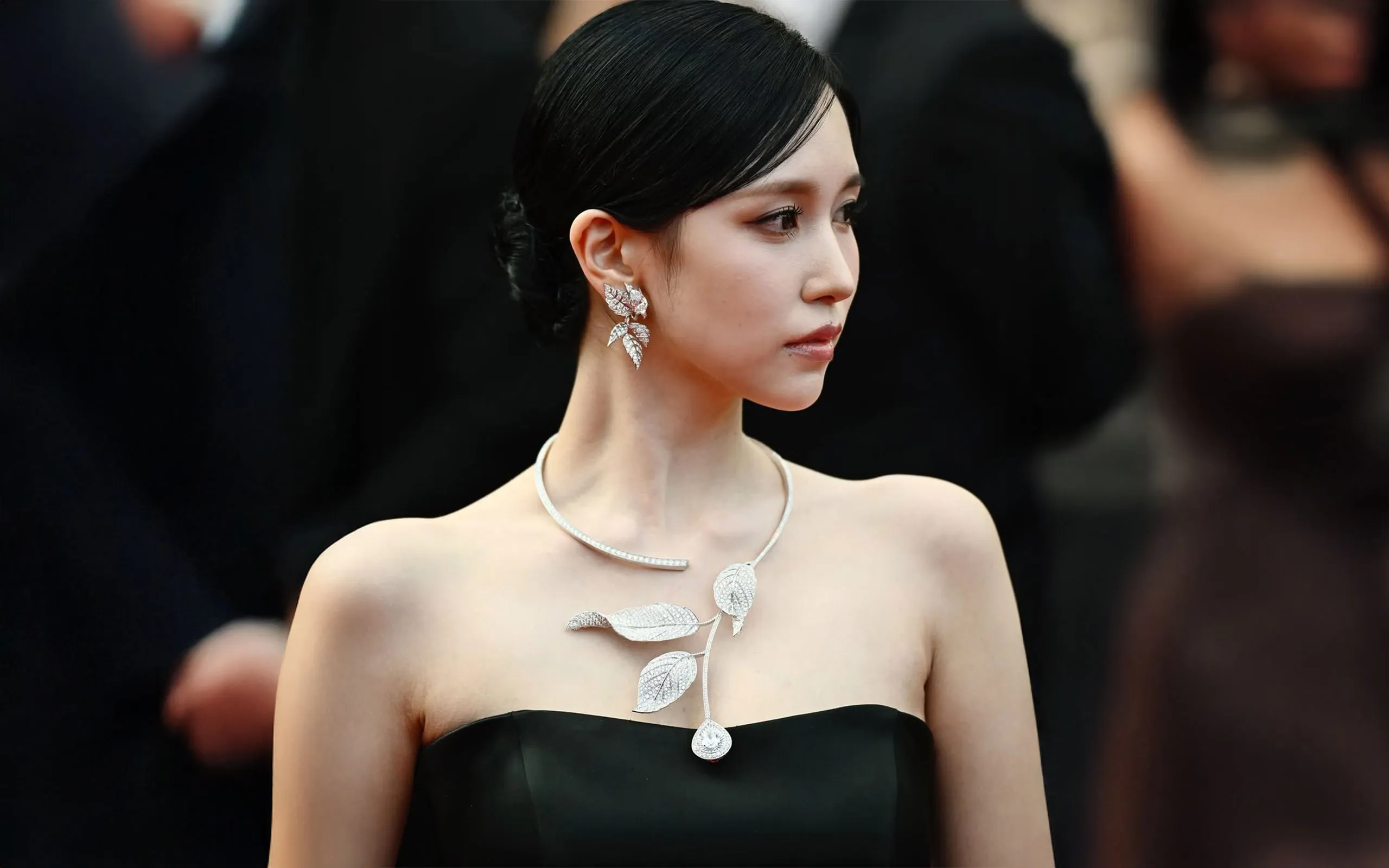 <p>Mina of girlband TWICE wears the Boucheron Rosier Question Mark necklace and pendant earrings at the Cannes Film Festival 2025</p>

