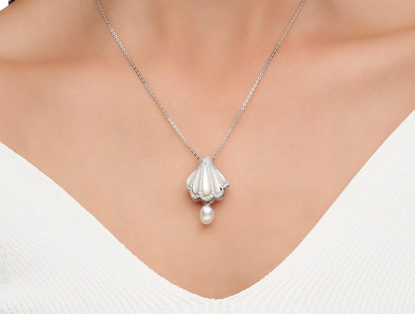 <p>Paspaley Clam Shell pendant with mother of pearl, diamonds and a 6mm Keshi pearl in 18k white gold </p>
