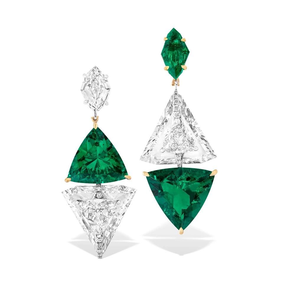 <p>A one-of-a-kind pair of mismatched Boghossian earrings composed of Colombian emerald of 12.587 cts and two triangular-shaped diamonds of 10.23 cts</p>
