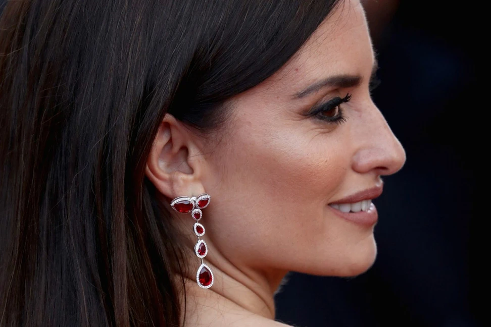 <p>Penelope Cruz in Atelier Swarovski created diamonds and gem drop earrings</p>