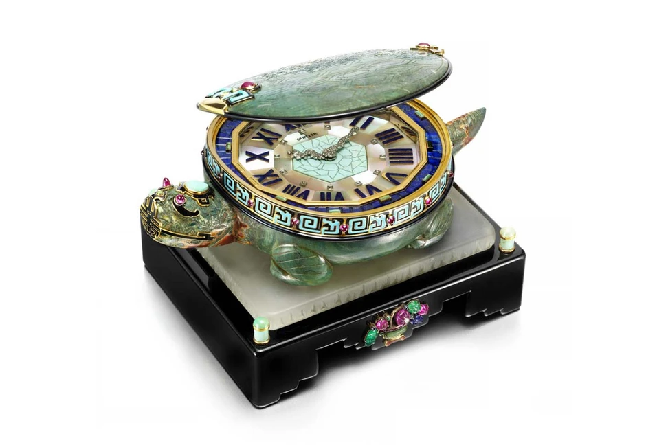 <p>Cartier&#8217;s 1928 Art Deco Turtle clock, to be exhibited by Siegelson at Masterpiece London, features a clock face edged in gold with diamond-set hands in the form of a dragon, hidden inside a turtle’s shell decorated with black and turquoise enamel and ruby cabochons</p>
