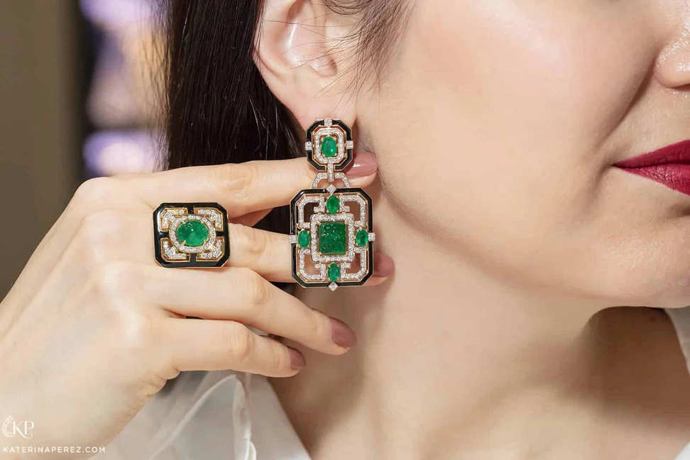<p>Exquisite Fine Jewellery earrings and ring with emeralds, diamonds and enamel in yellow gold</p>

