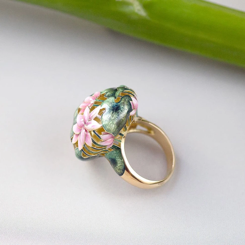 <p>Ilgiz F. Claude Monet-inspired waterlilies ring crafted using hot enamel techniques in yellow gold</p>
