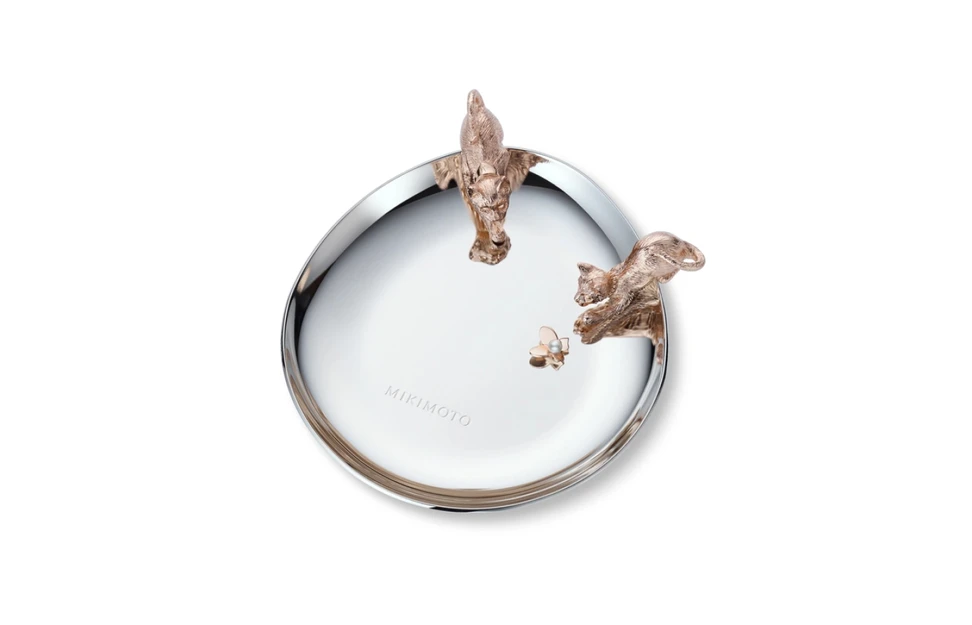<p>Top view of the Mikimoto stainless steel jewellery tray, showcasing cats in tin alloy with a pink gold finish and set with Akoya pearls</p>
