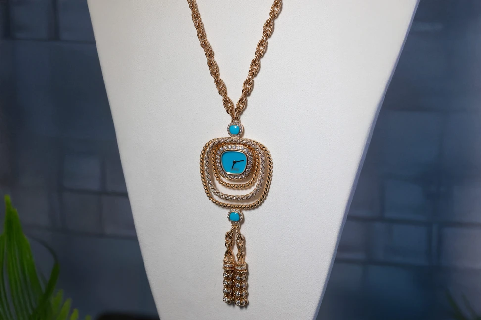 <p>In Shapes of Extraleganza, Piaget revisits the Maison&#8217;s radical 1960s and 70s design codes, including the iconic &#8220;Swinging Sautoir&#8221; &#8211; a new way to read time</p>
