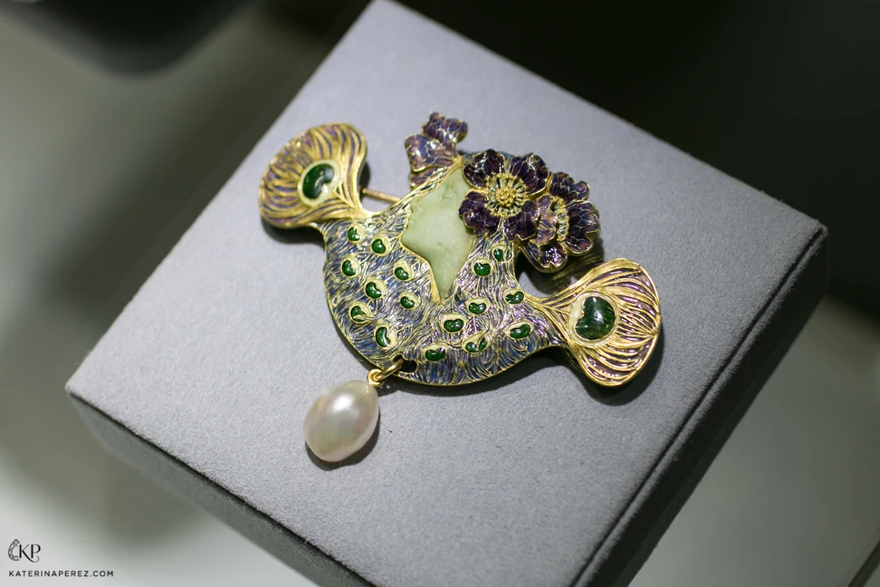 <p>René Lalique brooch with enamel, chrysoprase and baroque pearl</p>
