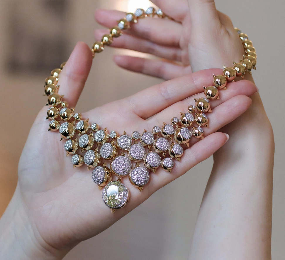 <p>Sahag Arslanian Lunar Eclipse Grand Collier with a 15.59-carat oval-shaped fancy yellow VS1 diamond and 1,078 white diamonds totalling 18.32 carats, set in 18k white and yellow gold  </p>
