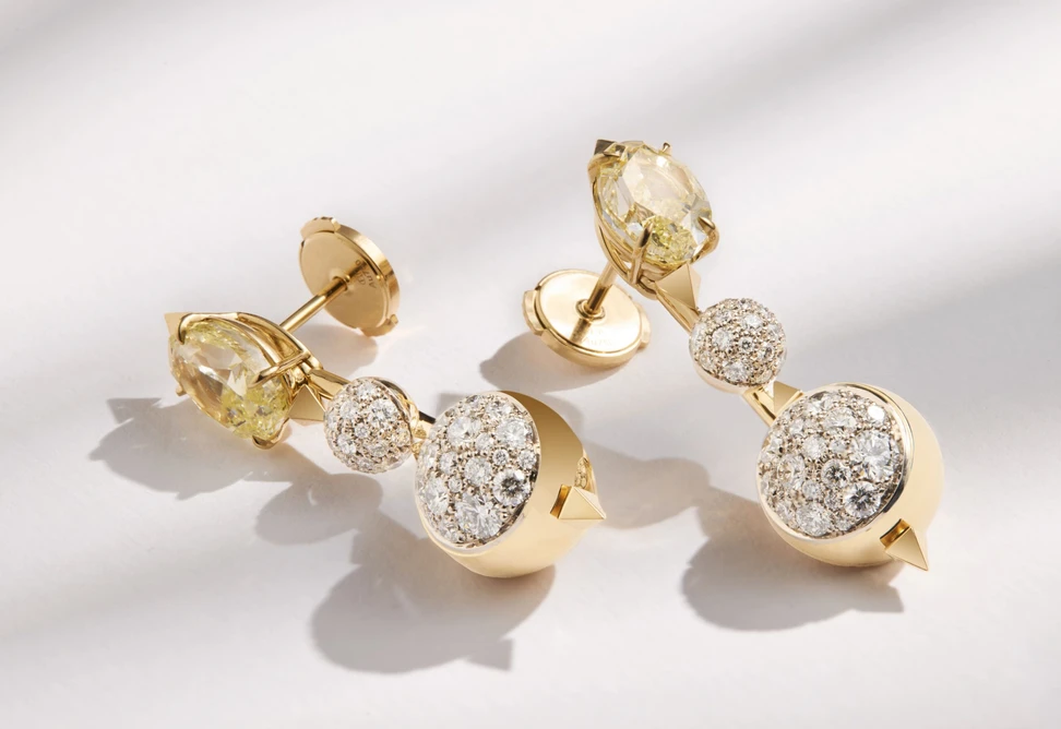 <p>Sahag Arslanian Lunar Eclipse High Jewellery earrings with two oval-shaped fancy yellow VS2 diamonds of 2.00 and 2.01 carats alongside 1.46 carats of white diamonds, set in 18k yellow gold  </p>
