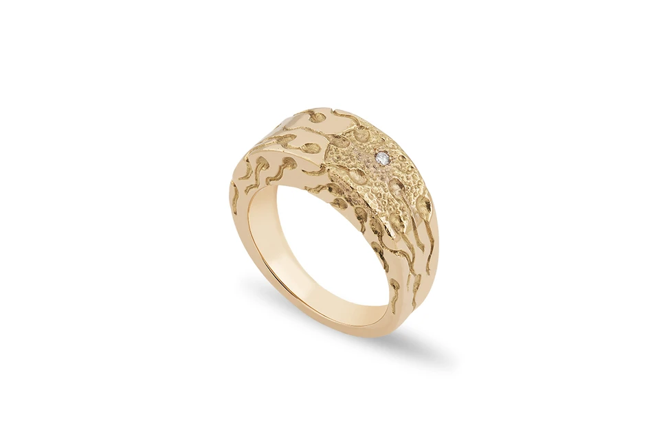 <p>Solange Azagury-Partridge Sentimentals collection Miracle ring with diamond in yellow gold</p>