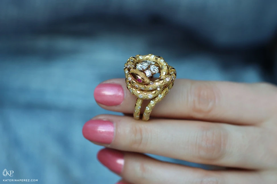 <p>TOKTAM Taipan ring with 2.29 carats of round brilliant-cut diamonds from the Ophidian collection</p>
