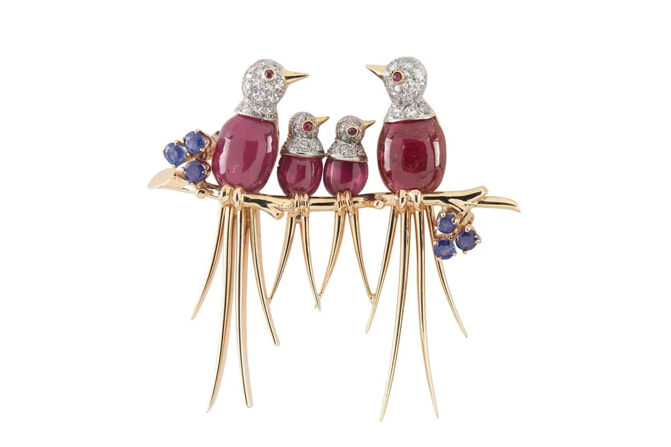 <p>Van Cleef & Arpels brooch with rubies, sapphires and diamonds in yellow gold and platinum from 1946</p>