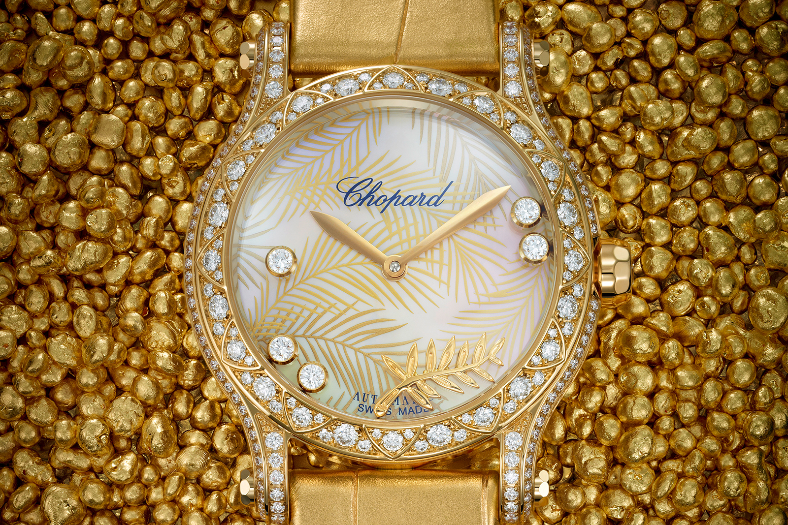 Часы из этичного золота Happy Palm с перламутровым циферблатом и бриллиантами от Chopard