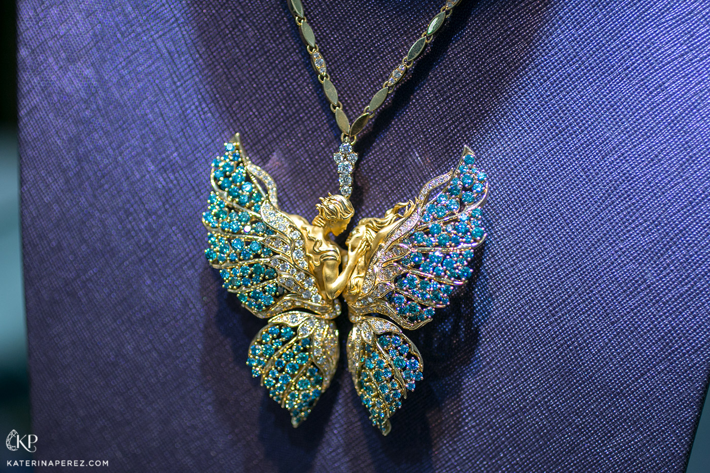 Magerit ‘Butterflies in Love’ necklace from the ‘Eternity’ collection with blue and colourless diamonds in 18k yellow gold