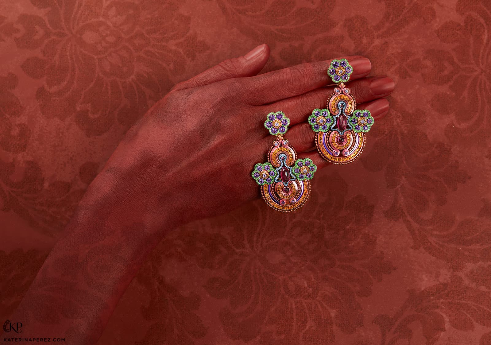 Серьги Chopard из коллекции 'Red Carpet' с сапфирами