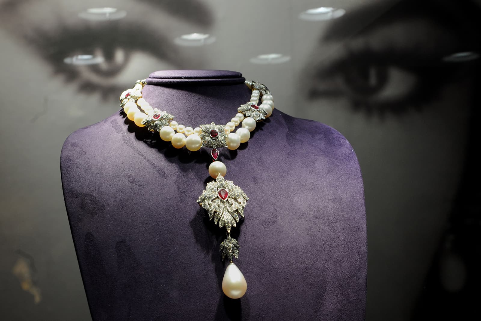 Колье Элизабет Тейлор La Peregrina Pearl от Cartier с жемчужиной 55.95ct, бриллиантами и рубинами