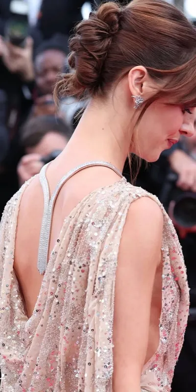 <p>British actress Daisy Edgar-Jones wore a Boucheron tie-inspired diamond necklace backwards to the 2026 Cannes Film Festival</p>