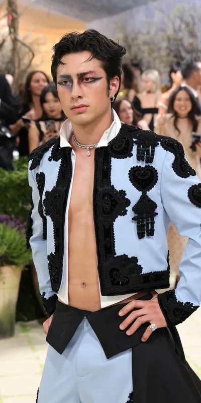 <p><em>Heated Rivalry</em> star Hudson Williams wore a high jewellery diamonds necklace and ring by Bvlgari</p>
