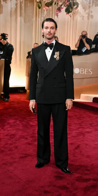 <div class="N54PNb BToiNc">
<div class="kb0PBd" data-snf="vpLr">
<div class="lTYpse EVq2wc">
<div class="HePszc AZxNrb yVCOtc CvgGZ AnbG7b t6uYac" role="heading" aria-level="3"><span class="Yt787 JGD2rd">Patrick Schwarzenegger wore an oversized floral brooch by Dolce &amp; Gabbana</span></div>
</div>
</div>
</div>
