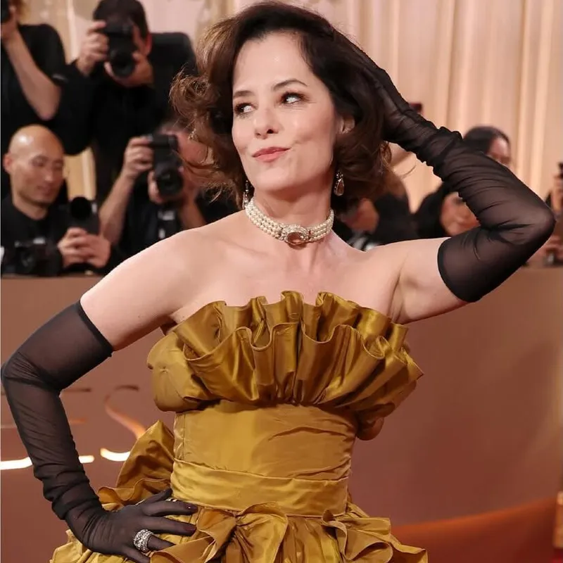 <p>Parker Posey in a choker by Sabyasachi</p>

