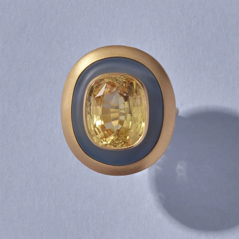 <p>Amun Ra ring in yellow gold, set with a yellow sapphire and hand-cut chalcedony</p>
