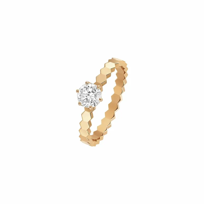 <p>Bee de Chaumet solitaire diamond ring in 18K rose gold.</p>