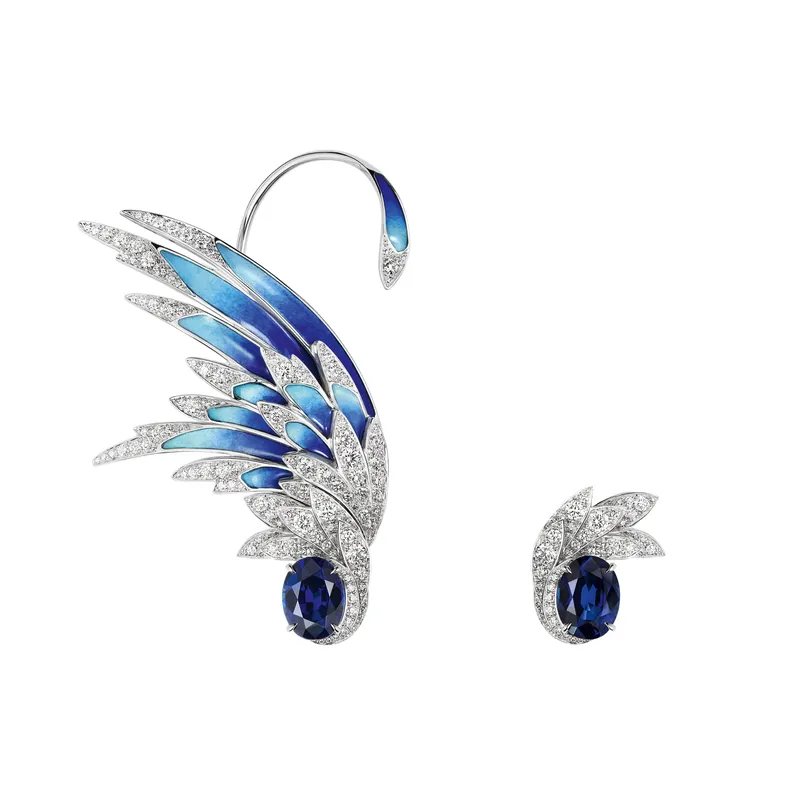 <p>Transformable Envol earrings in white gold and grand feu enamel, set with two oval Madagascar sapphires of 3.84 and 3.55 carats and diamonds</p>
