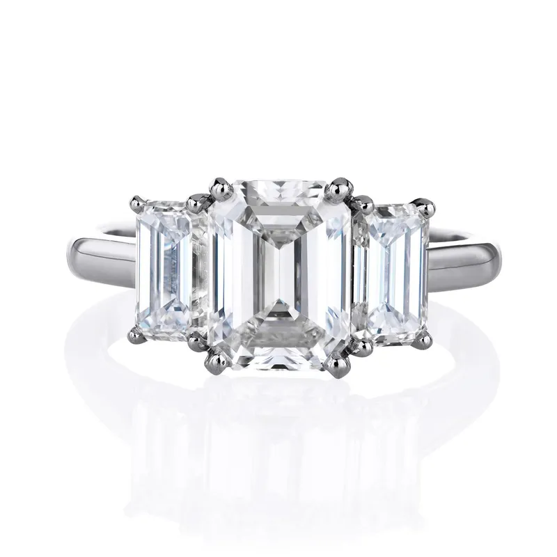<p>De Beers Classic Trio emerald cut diamond ring in platinum.</p>