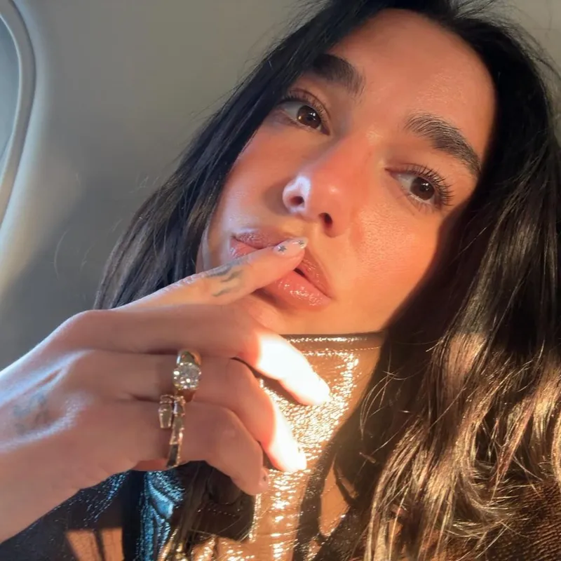 <p>Dua Lipa’s ring is believed to come from Tiffany & Co.</p>