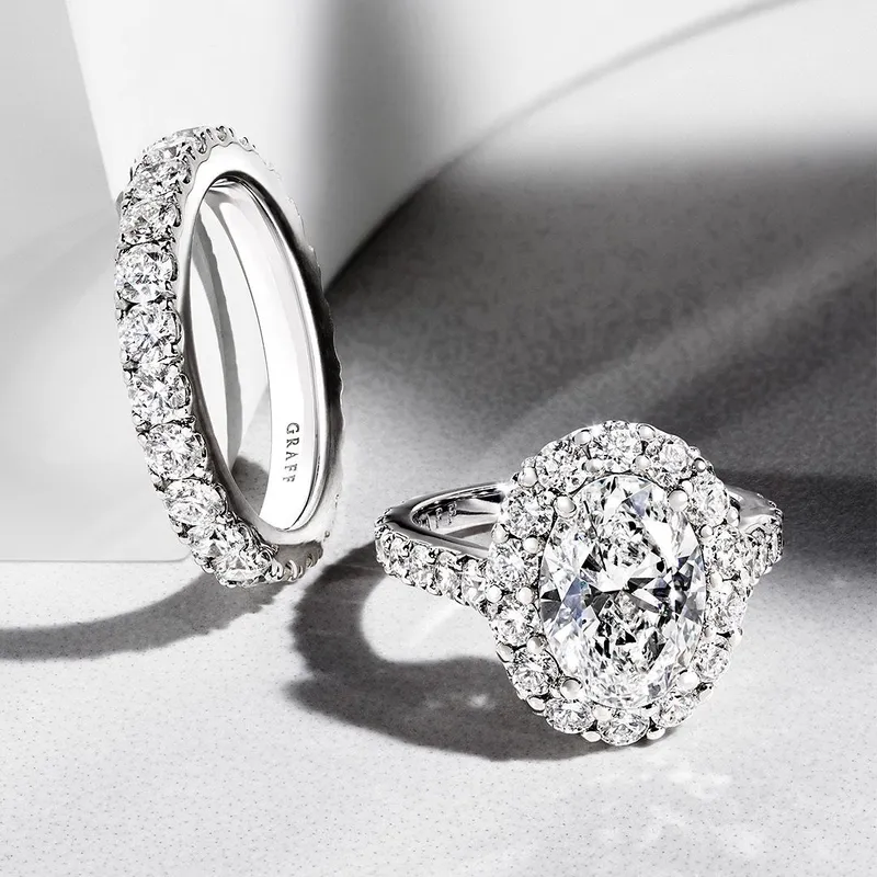 <p>Graff Icon oval diamond engagement ring in 18K white gold.</p>
