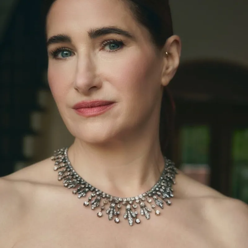 <p>Kathryn Hahn in a necklace by Fred Leighton</p>
